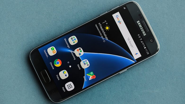 Samsung-galaxy-s7-REVIEW-On the front of the S7, everything remains the same as the Galaxy S6.